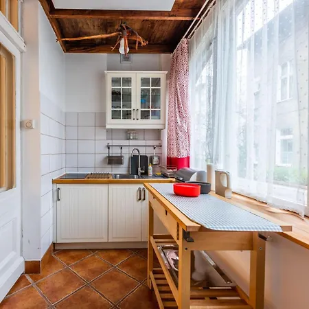 Cosy Victus Near The Train Station By Renters Apartment