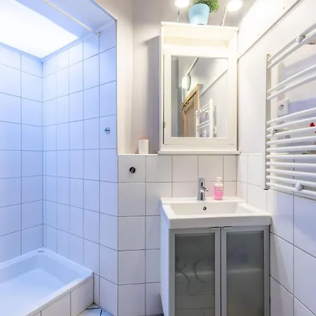 Cosy Victus Near The Train Station By Renters Apartment *