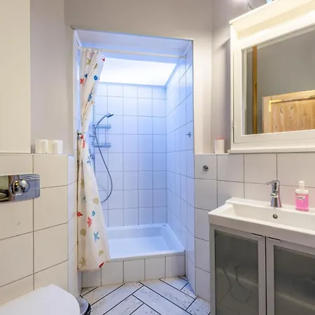 Cosy Victus Near The Train Station By Renters Apartment *